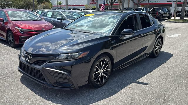 Used 2023 Toyota Camry SE FWD image 3