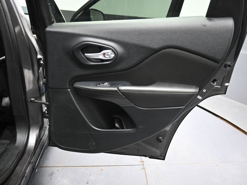 Used 2016 Jeep Cherokee Latitude image 18