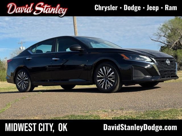 Used 2025 Nissan Altima 2.5 SV FWD image 1