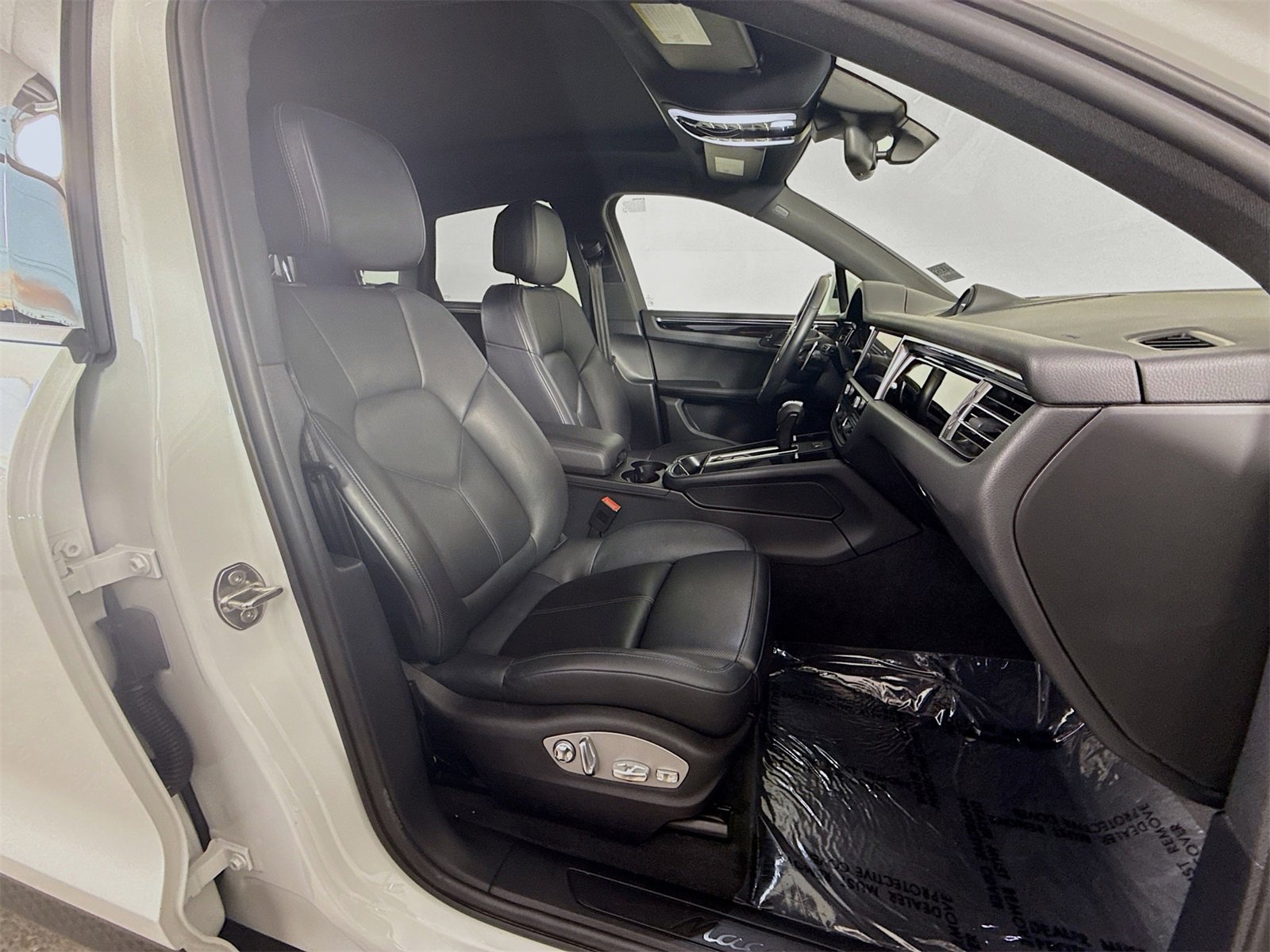 Certified 2024 Porsche Macan image 22