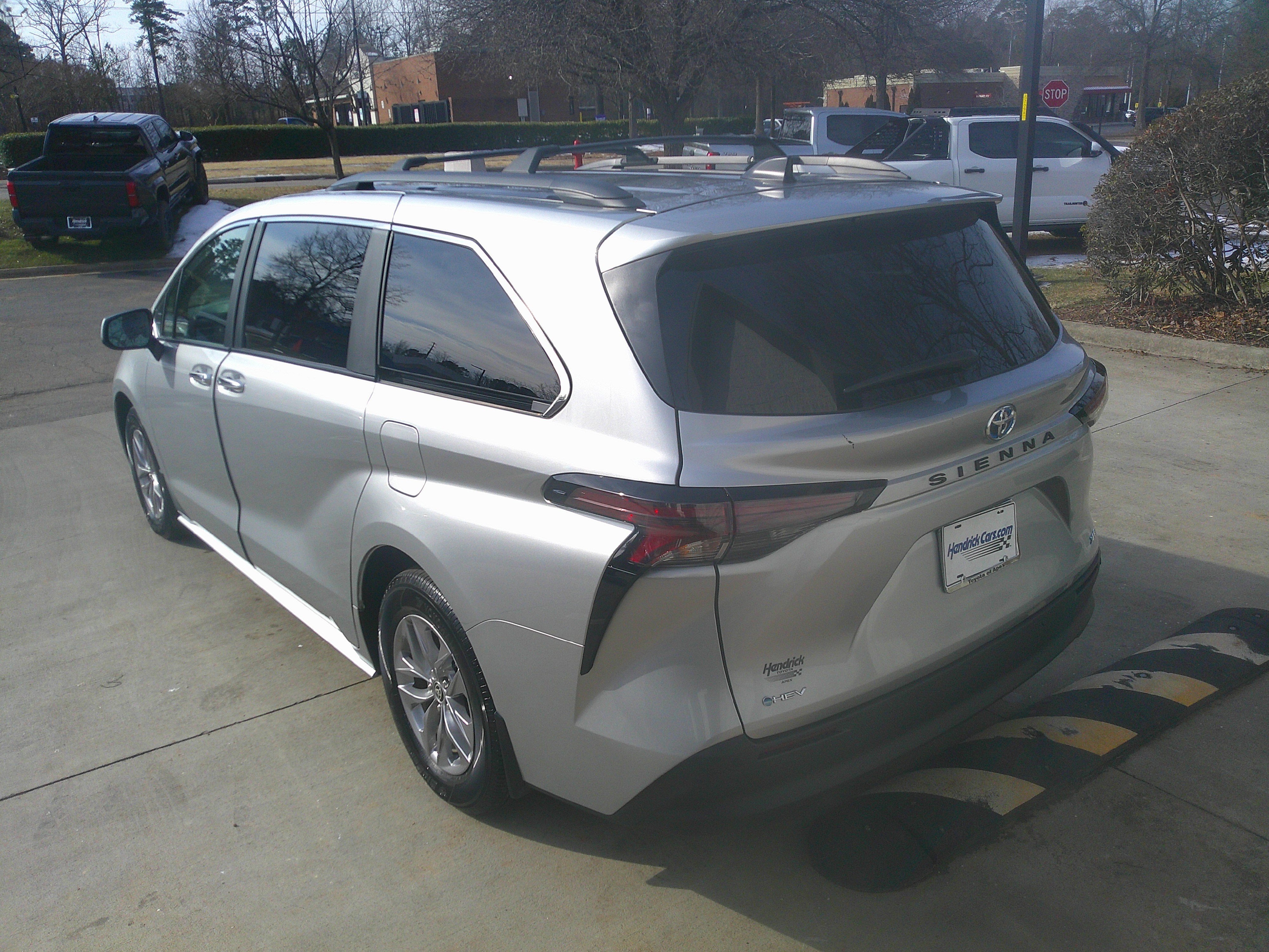 Used 2025 Toyota Sienna XLE image 9
