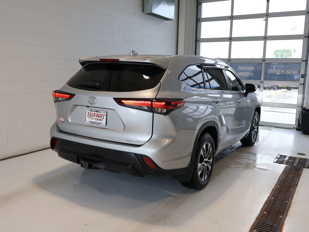 Used 2024 Toyota Highlander XLE AWD/4WD image 3