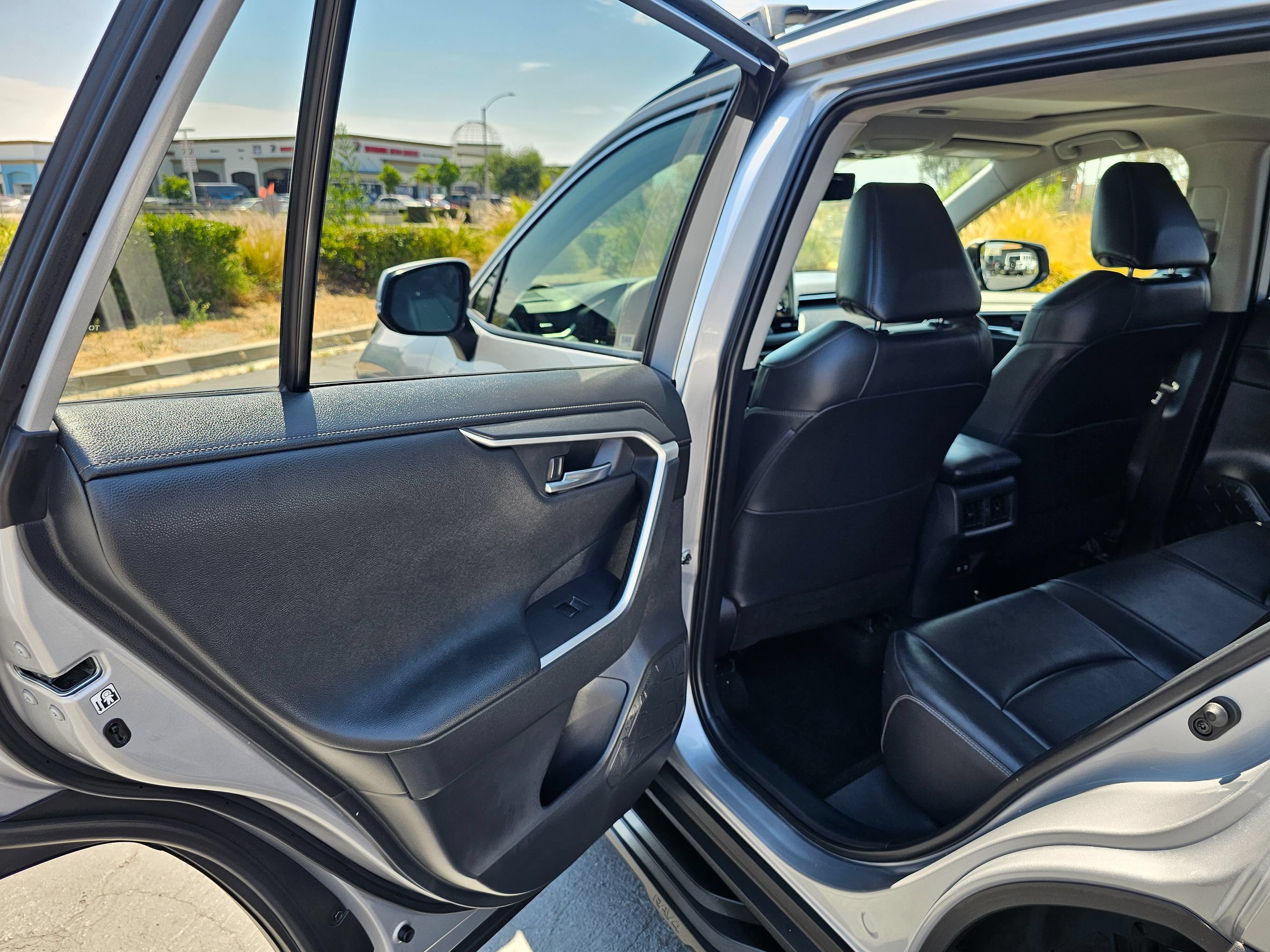 Used 2019 Toyota RAV4 Limited w/ Carpet Mat Package FWD image 18