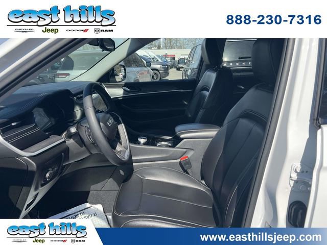 Used 2023 Jeep Grand Cherokee Limited w/ Black Appearance Package image 14