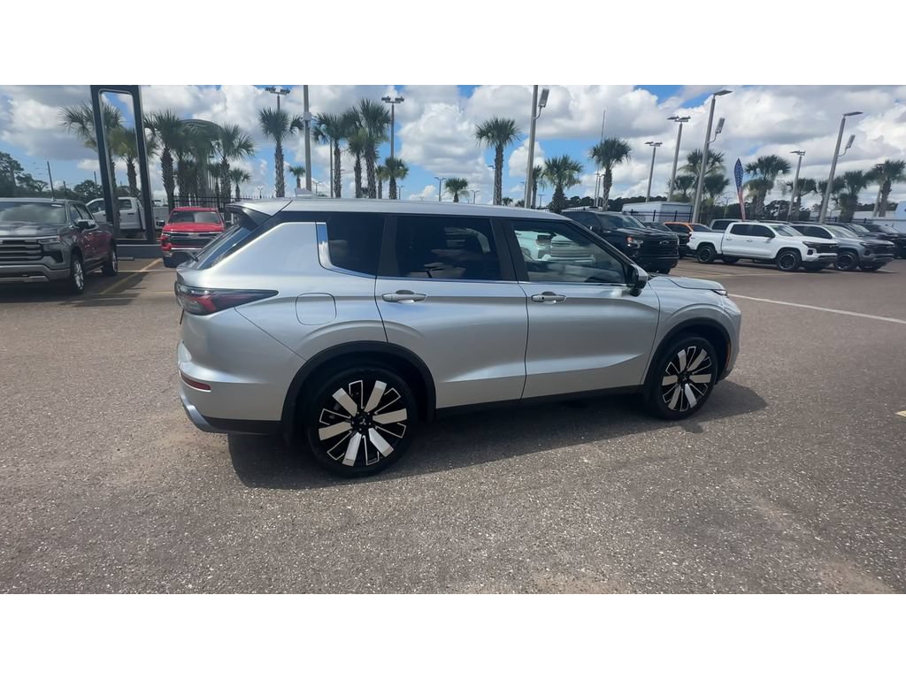 Used 2025 Mitsubishi Outlander SE FWD image 2