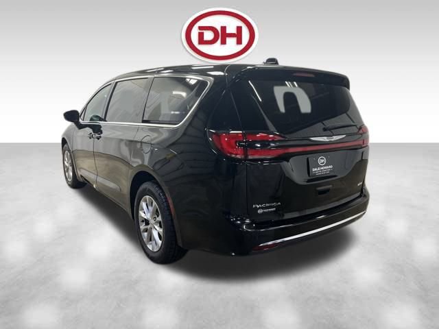 Used 2024 Chrysler Pacifica Touring-L image 9