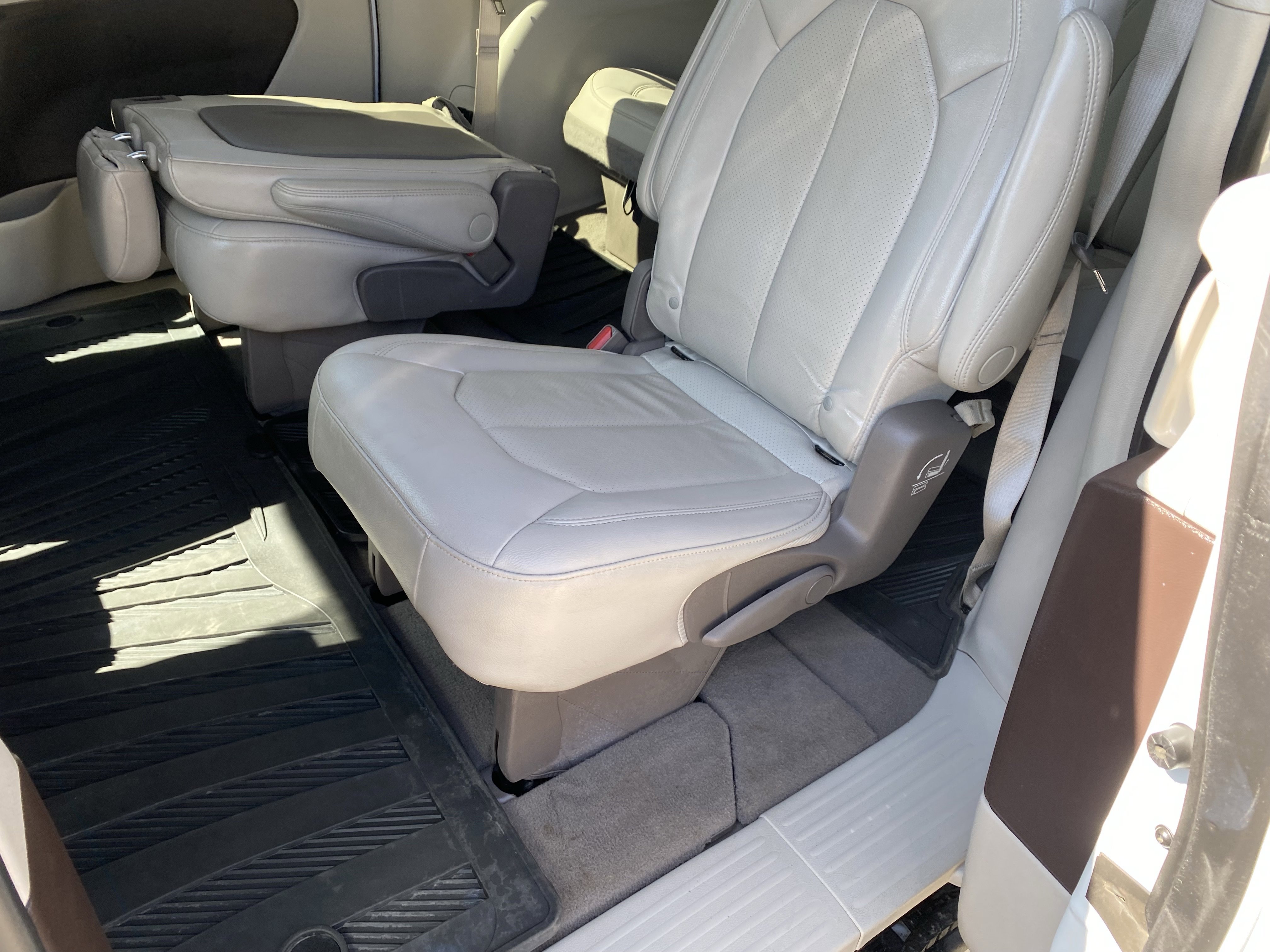 Used 2021 Chrysler Pacifica Touring-L w/ Uconnect Theater Family Group image 12