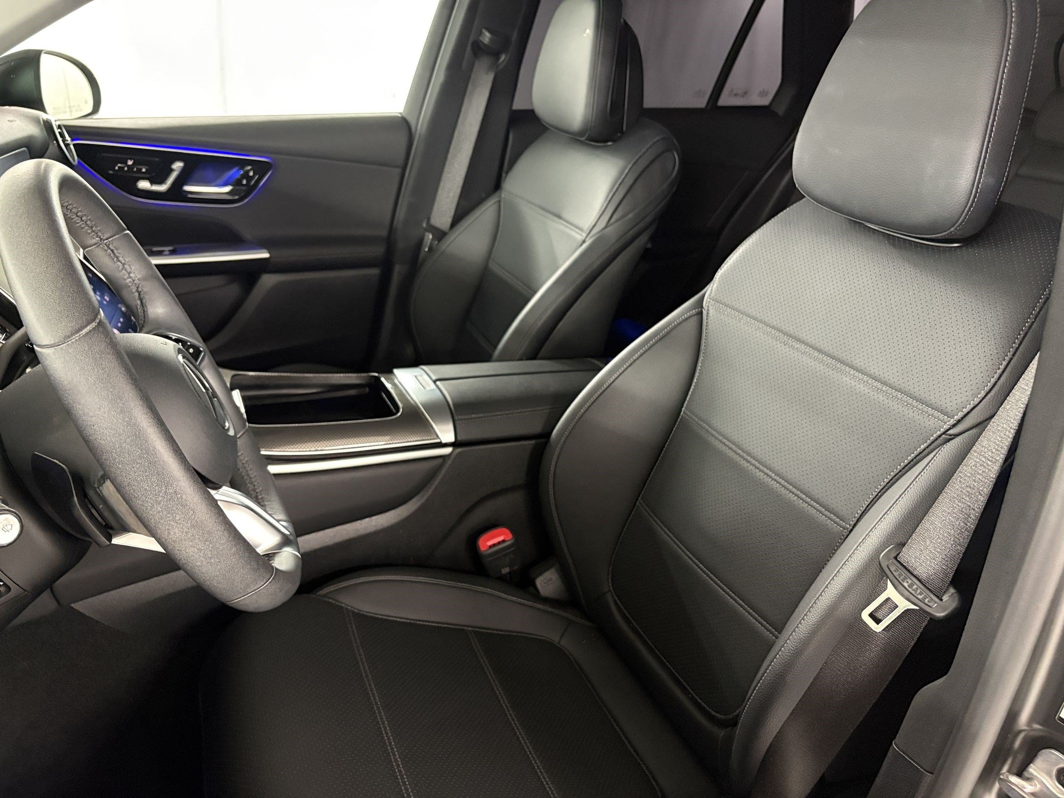 Used 2025 Mercedes-Benz GLC 350e 4MATIC image 5