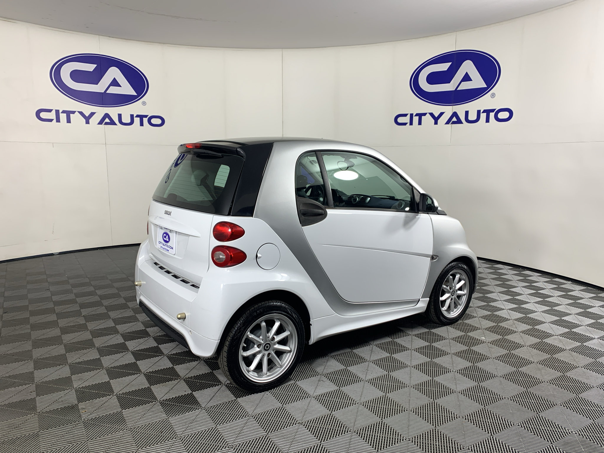 Used 2015 smart fortwo pure RWD image 3