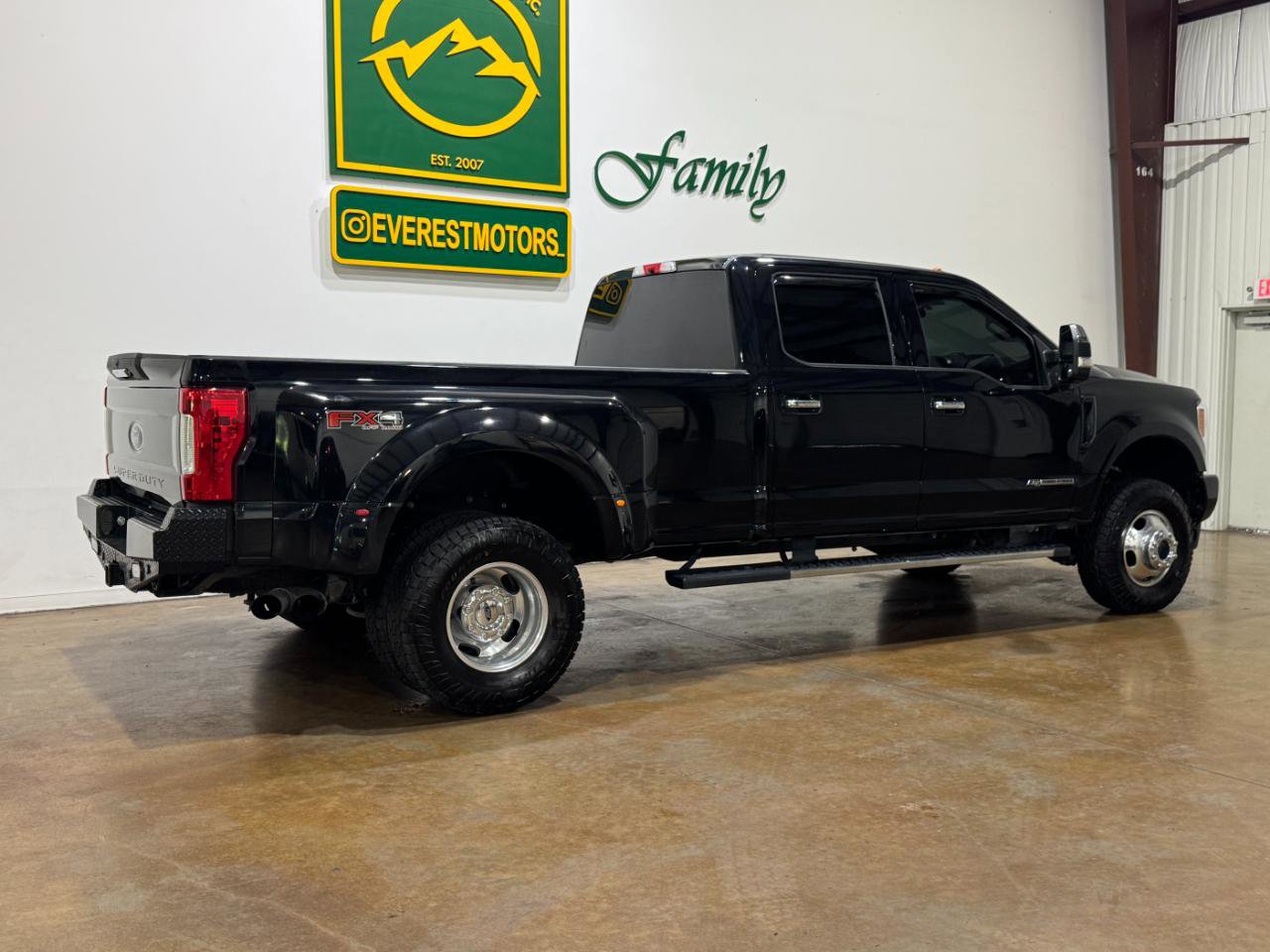 Used 2018 Ford F350 XLT w/ XLT Premium Package AWD/4WD image 3