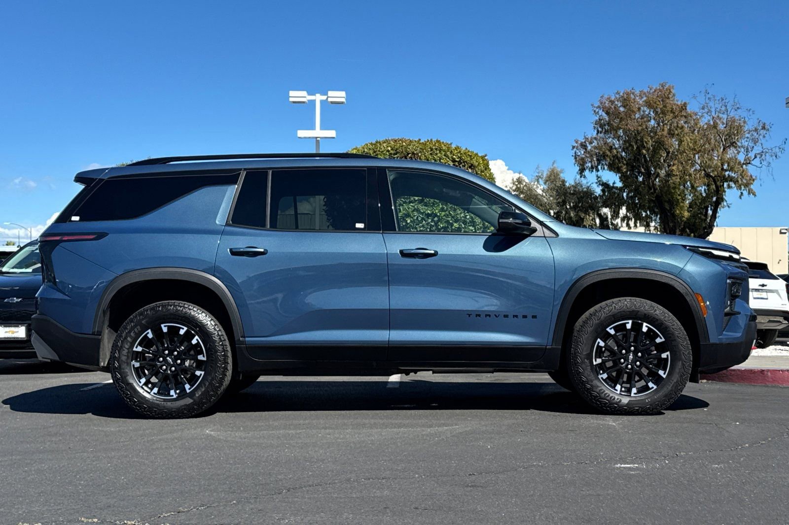 Used 2025 Chevrolet Traverse Z71 image 4