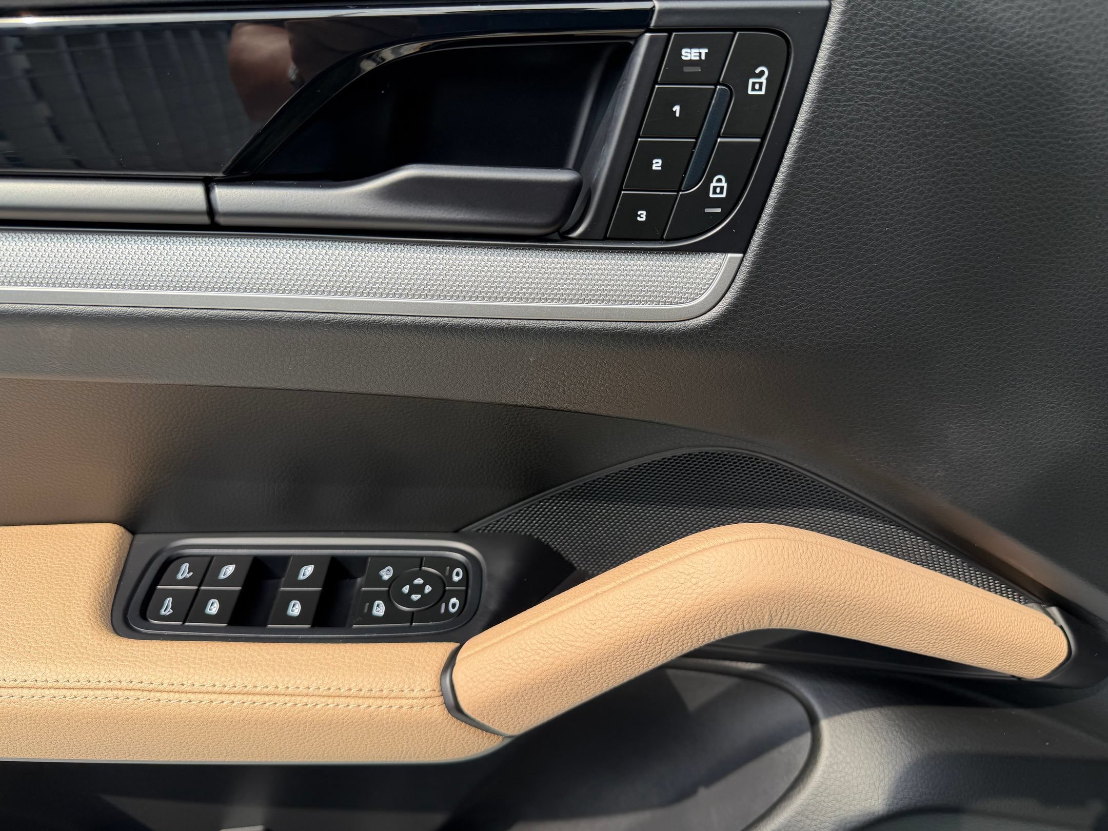 Certified 2024 Porsche Cayenne AWD/4WD image 33