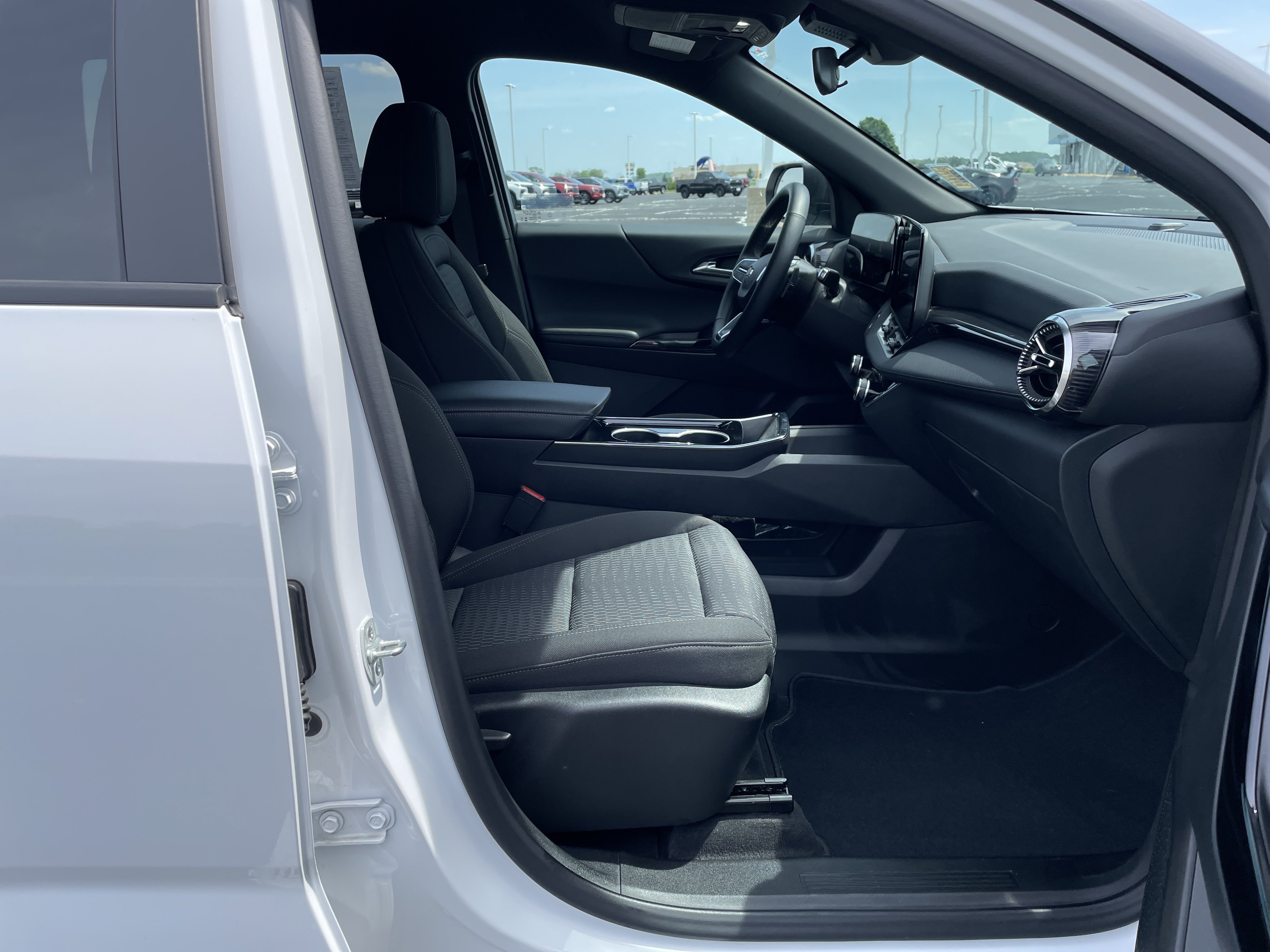 Used 2025 Chevrolet Equinox LT AWD/4WD image 25