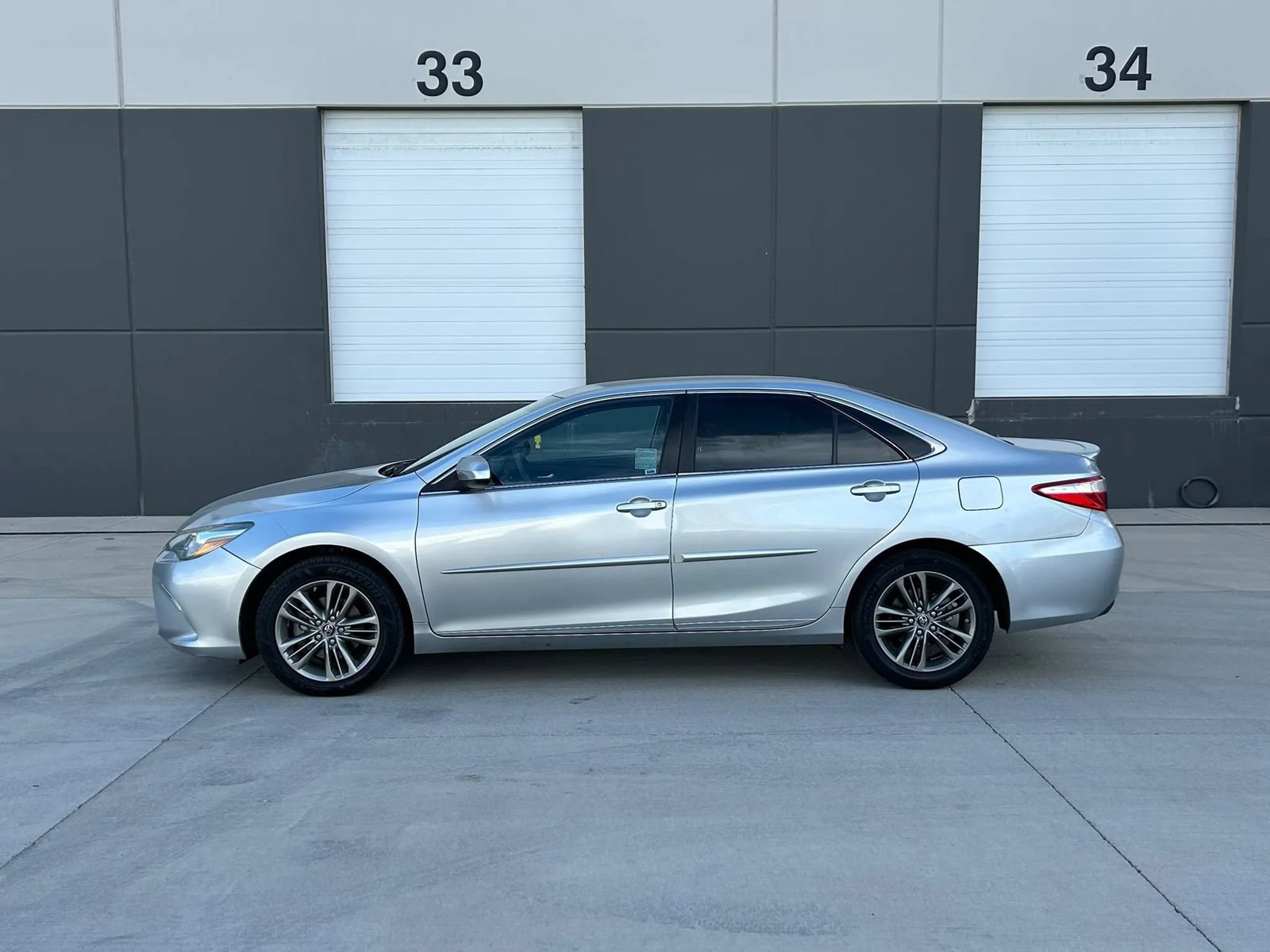 Used 2016 Toyota Camry SE FWD image 2