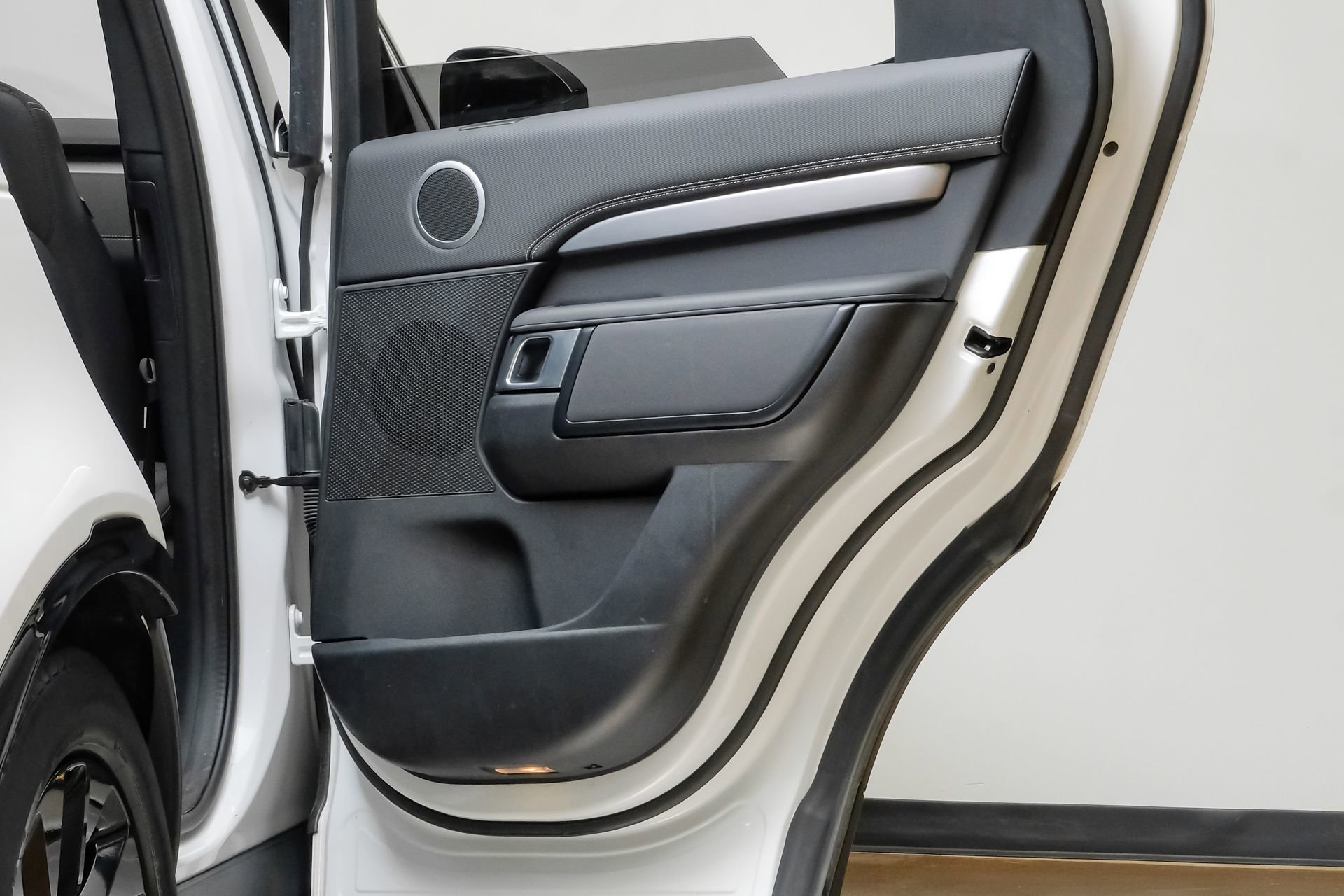 Used 2023 Land Rover Discovery S R-Dynamic image 50