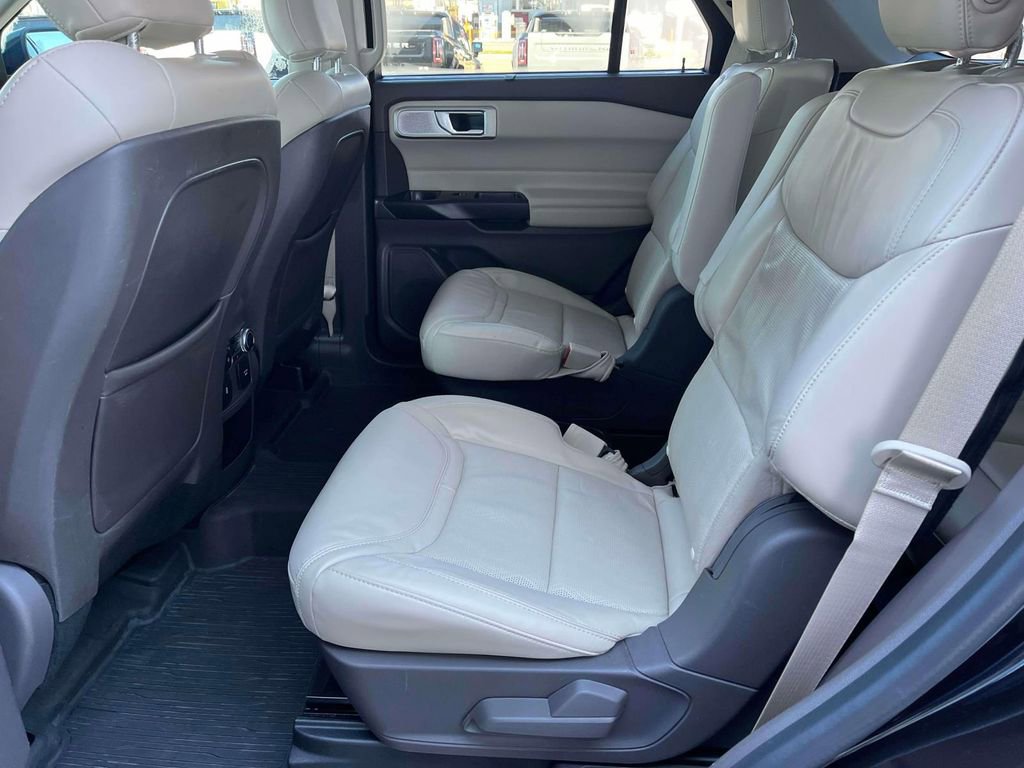 Used 2020 Ford Explorer Platinum w/ Premium Technology Package image 16