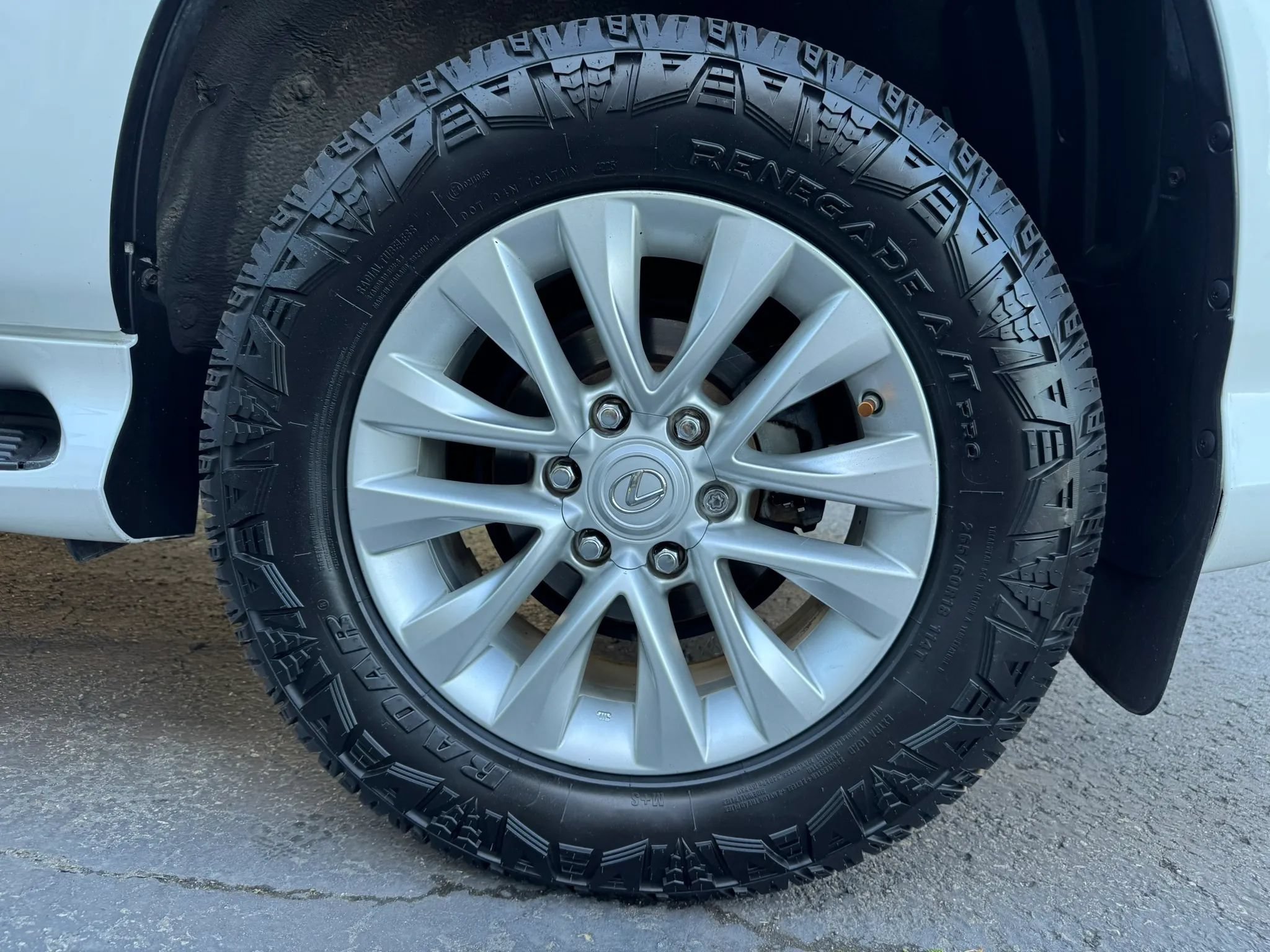 Used 2016 Lexus GX 460 w/ Premium Package AWD/4WD image 16