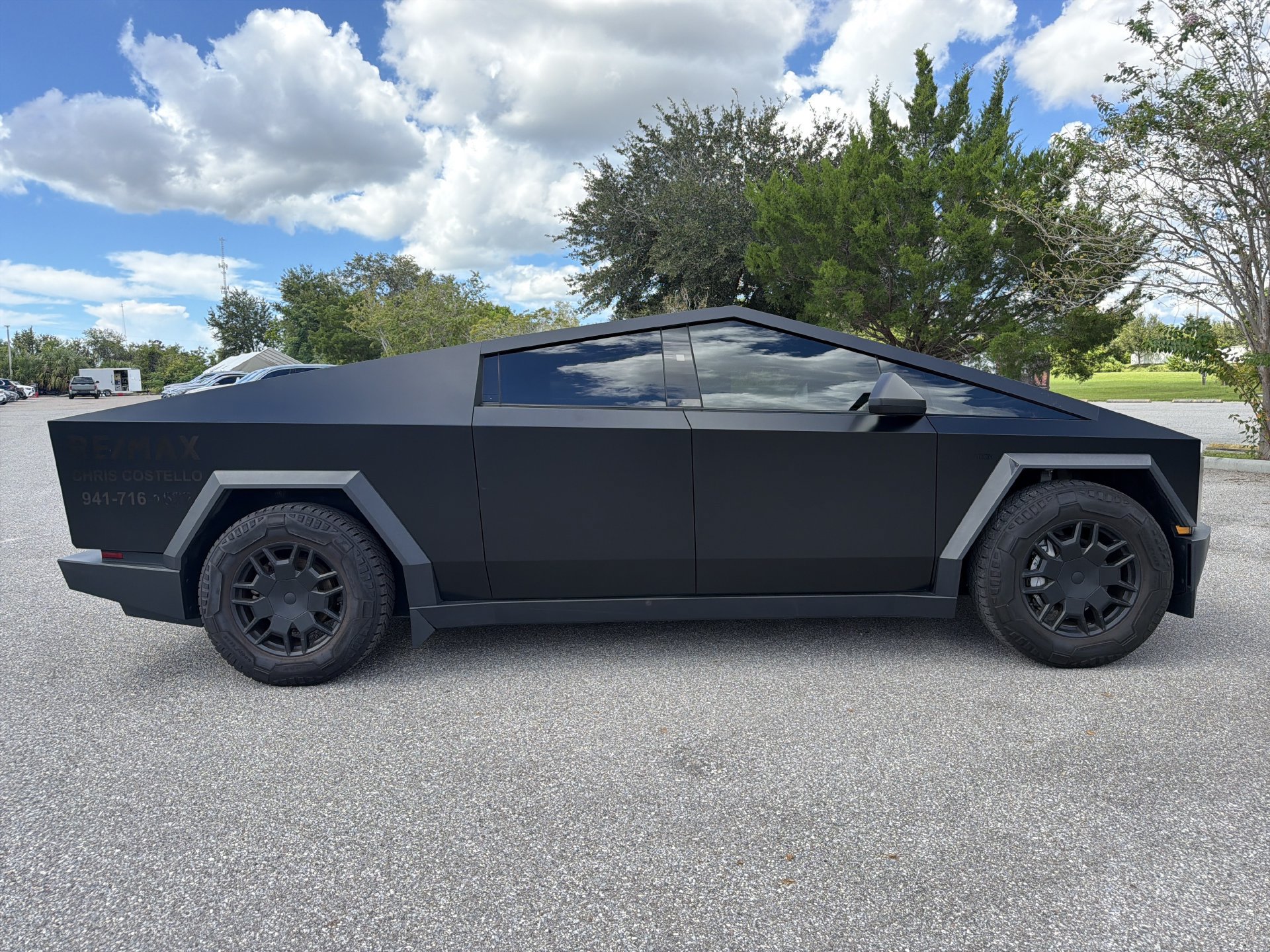 Used 2024 Tesla Cybertruck AWD Crew Cab image 3