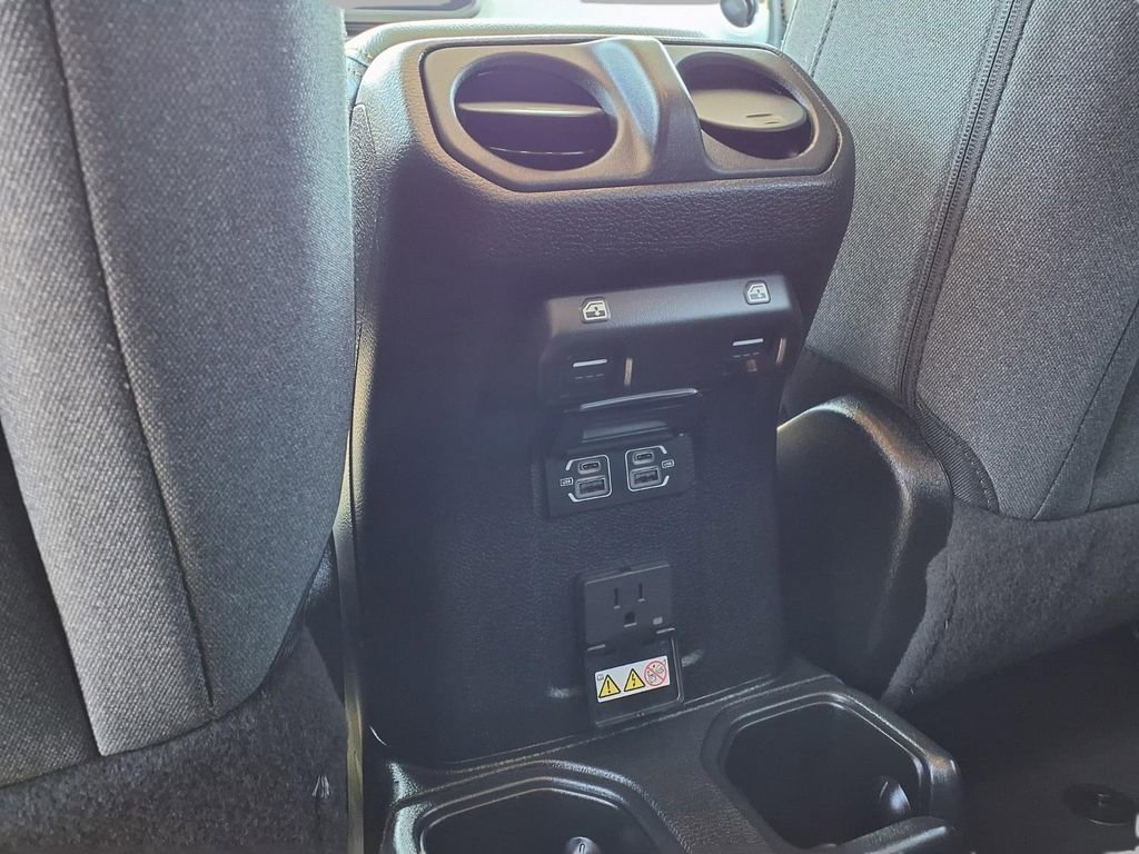 Used 2025 Jeep Wrangler Sahara image 22