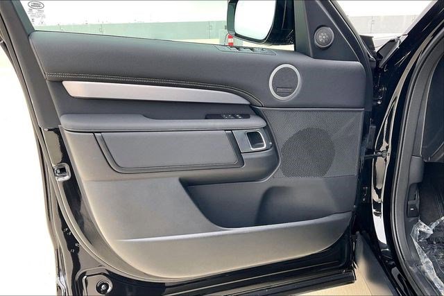 Used 2025 Land Rover Discovery Dynamic SE image 28