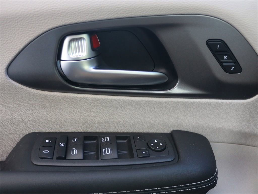 Used 2023 Chrysler Pacifica Touring-L image 20