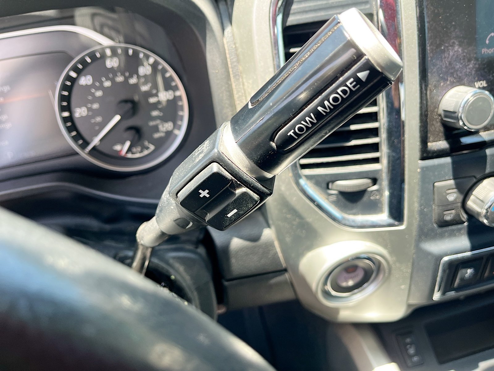 Used 2023 Nissan Titan SV w/ SV Convenience Package RWD image 16