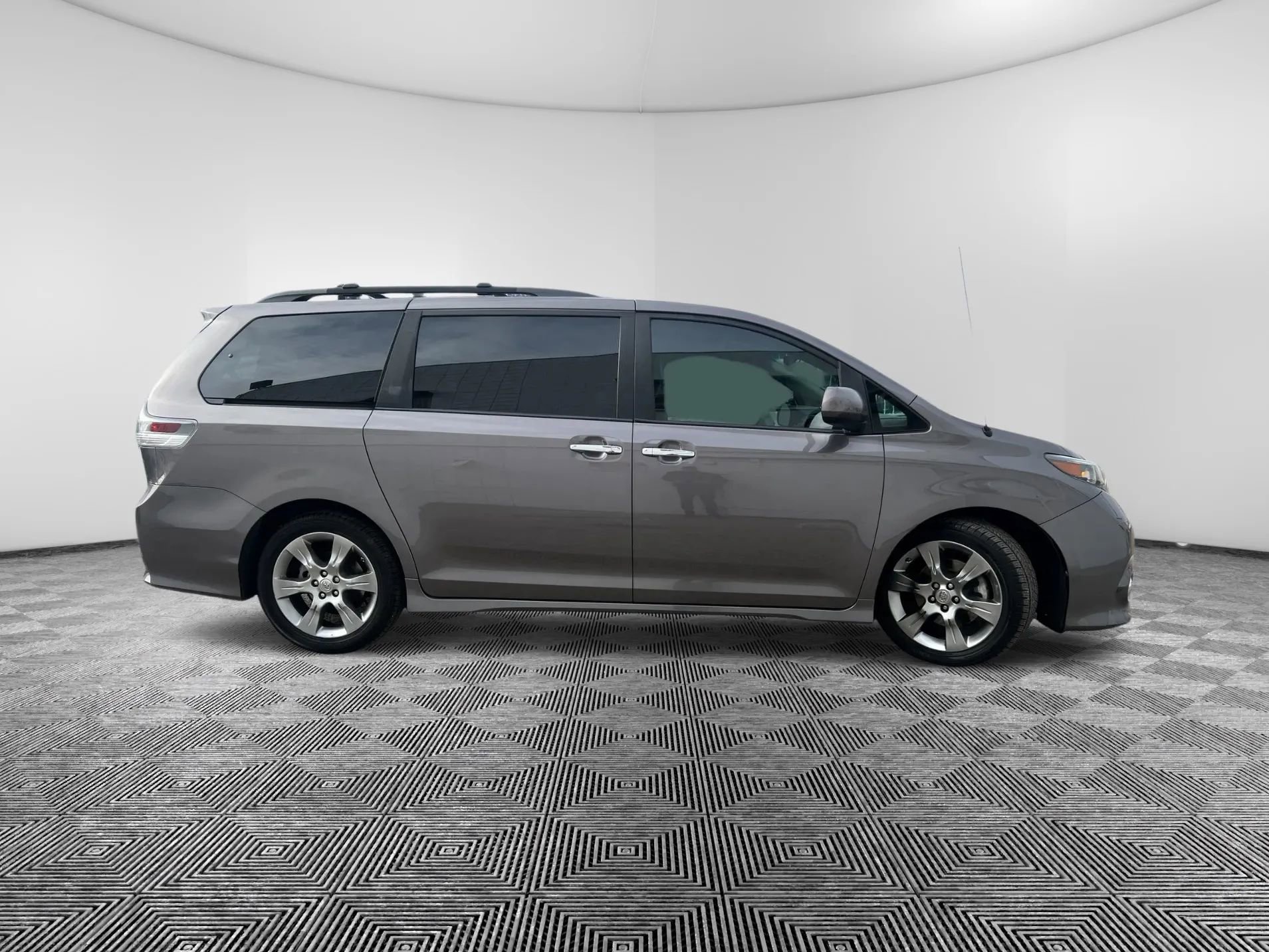 Used 2014 Toyota Sienna SE image 5