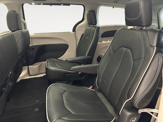Used 2024 Chrysler Pacifica Limited AWD/4WD image 13