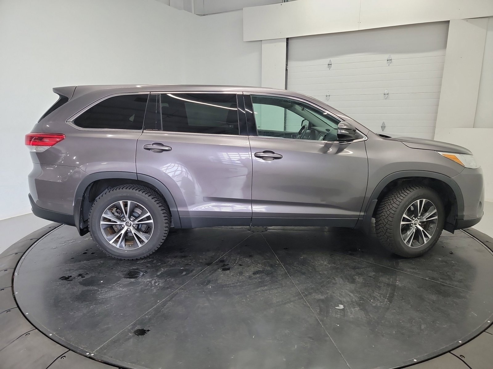 Used 2019 Toyota Highlander LE AWD/4WD image 11