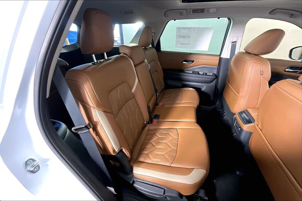 New 2026 Nissan Pathfinder Platinum w/ Cargo Package AWD/4WD image 19