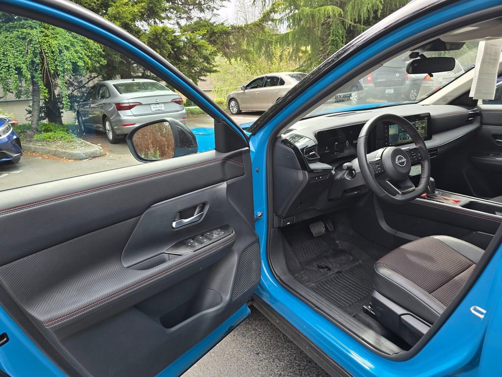 Used 2025 Nissan Kicks SR w/ SR Premium Package AWD/4WD image 7