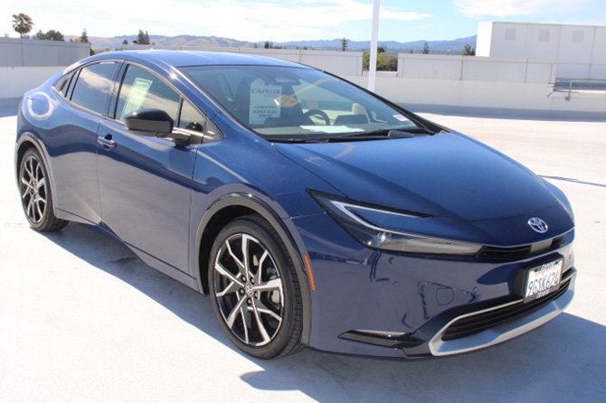 Used 2023 Toyota Prius Prime FWD image 2