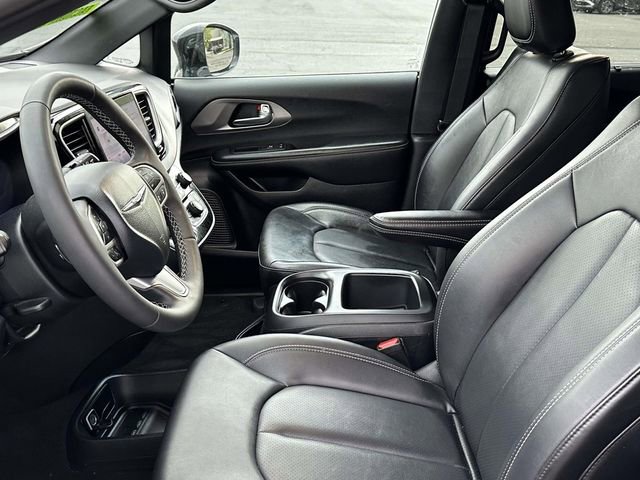Used 2025 Chrysler Pacifica Select FWD image 17