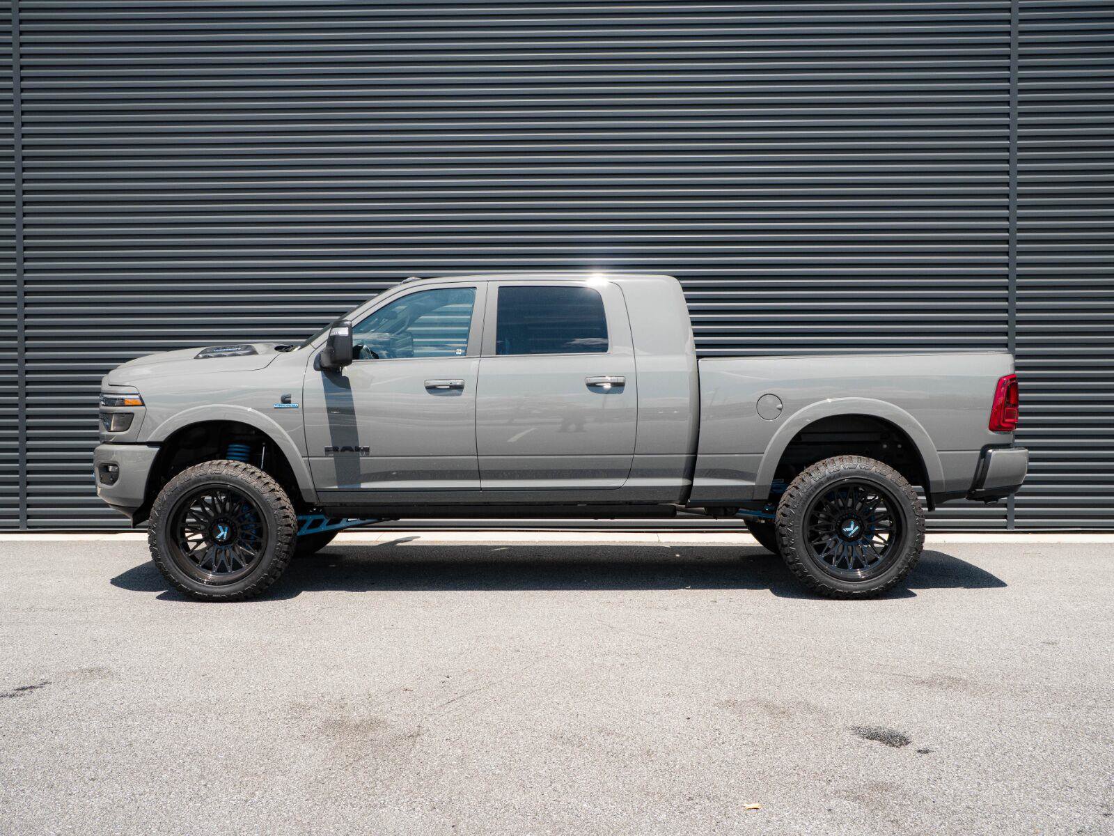 Used 2026 RAM 2500 Limited AWD/4WD image 2