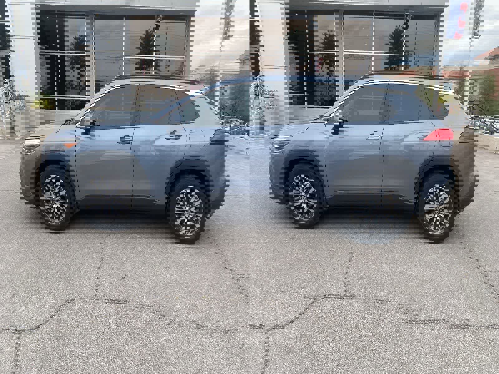 Used 2022 Toyota Corolla Cross XLE w/ Convenience Package image 9