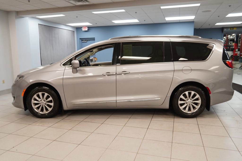 Used 2018 Chrysler Pacifica Touring-L FWD image 2