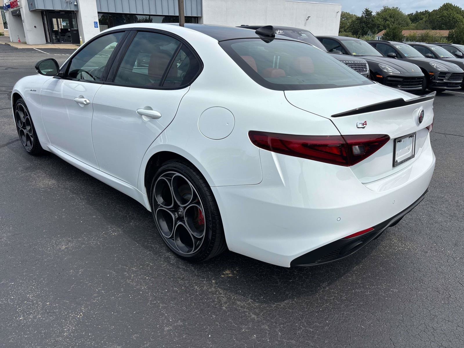 Used 2022 Alfa Romeo Giulia Veloce AWD/4WD image 3