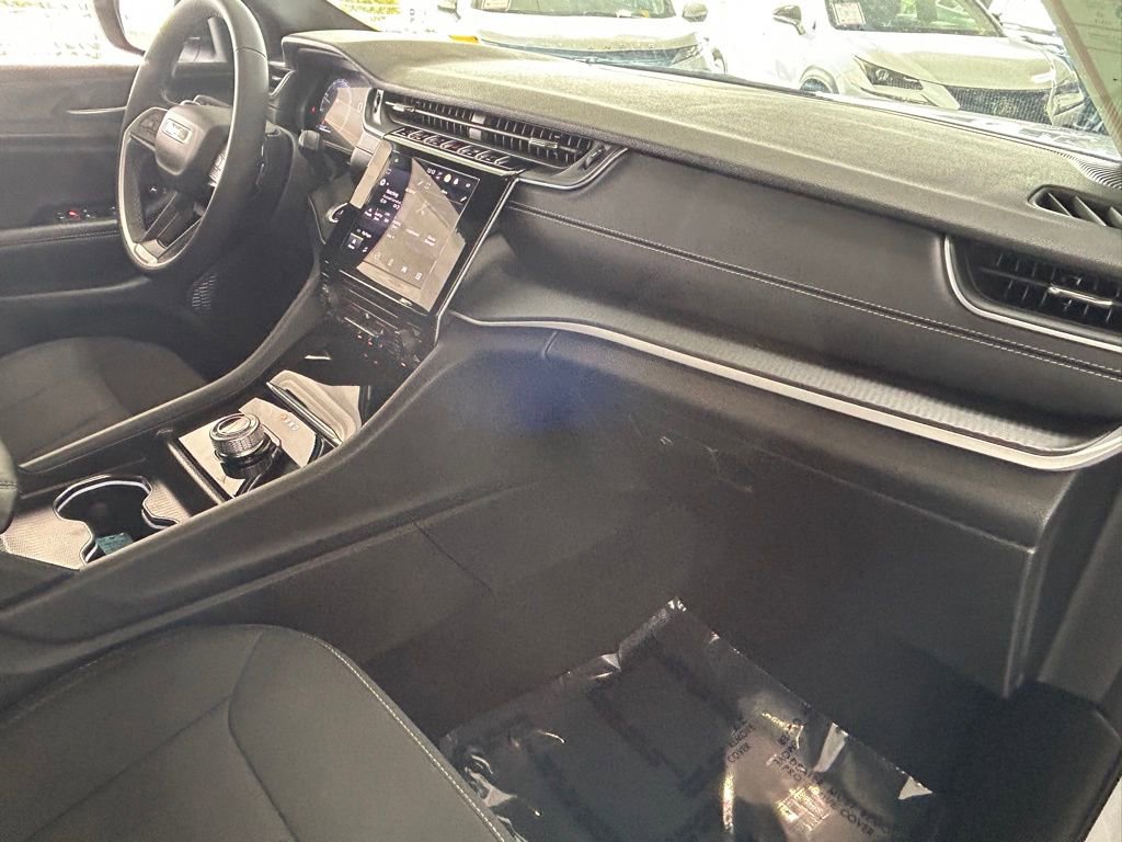Used 2025 Jeep Grand Cherokee L Laredo image 31