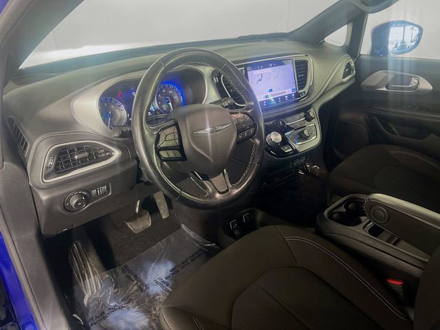 Used 2021 Chrysler Pacifica Touring w/ Uconnect Theater Family Group FWD image 11
