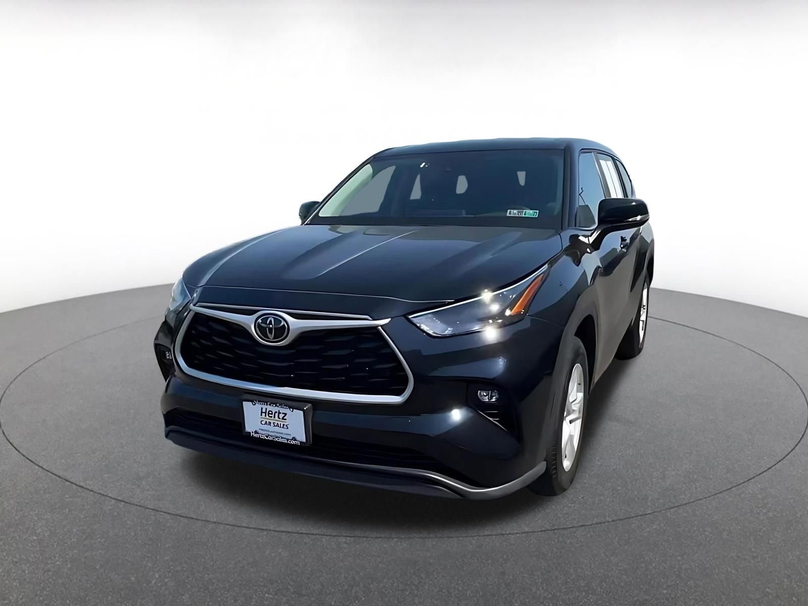Used 2025 Toyota Highlander LE FWD image 6