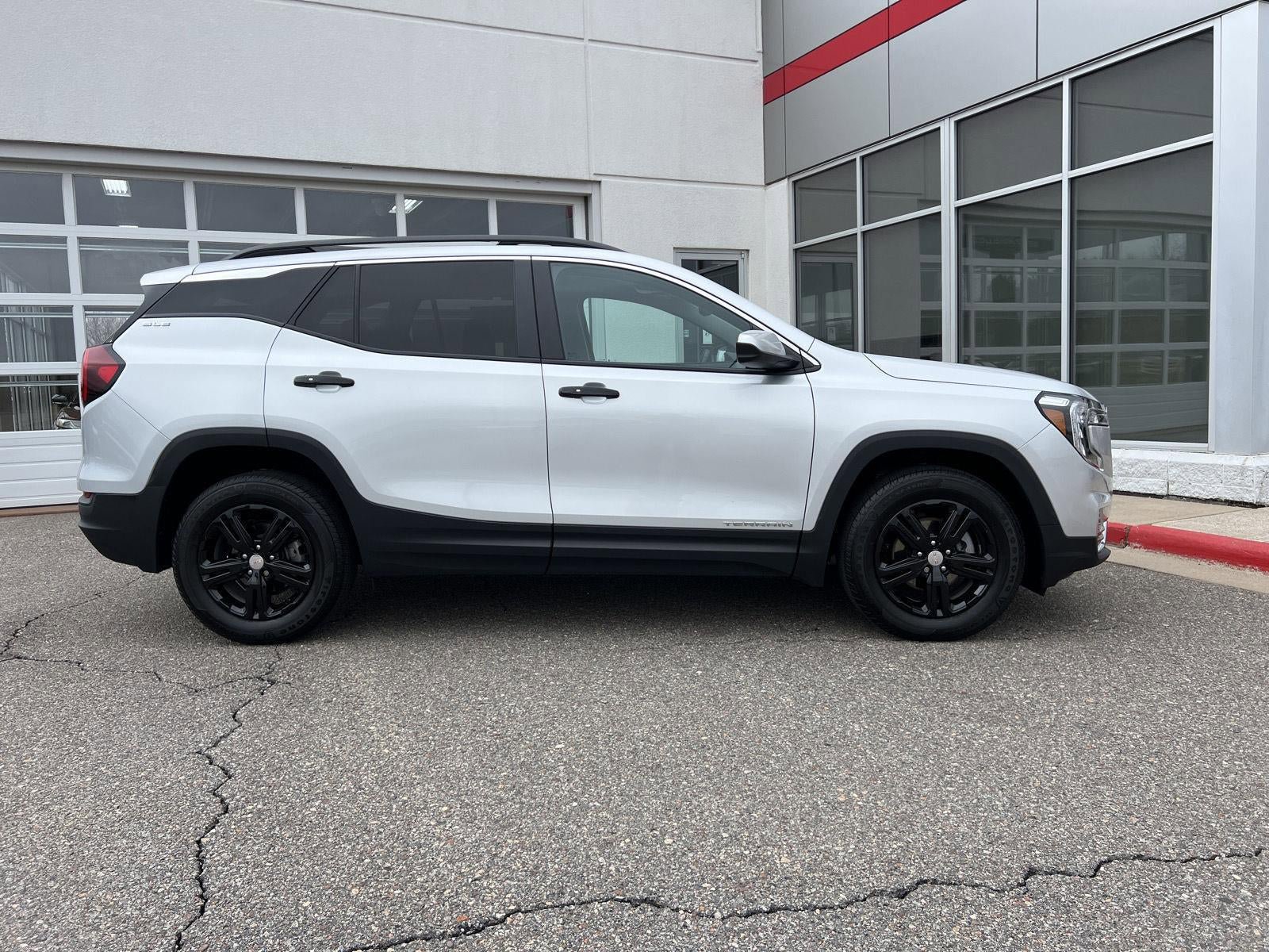 Used 2022 GMC Terrain SLE w/ Driver Convenience Package AWD/4WD image 11