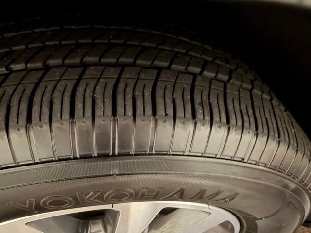 Used 2023 Chrysler Pacifica Touring-L FWD image 11