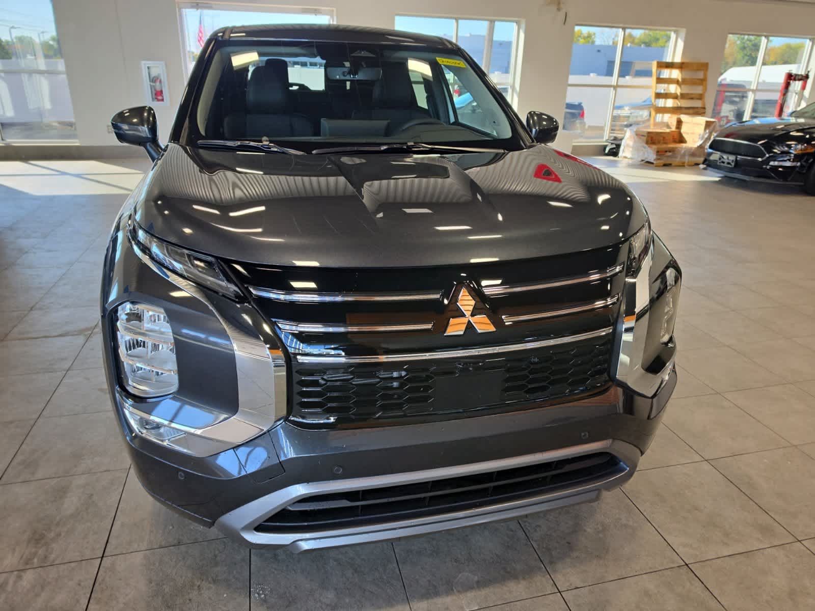 Used 2026 Mitsubishi Outlander SE FWD image 3