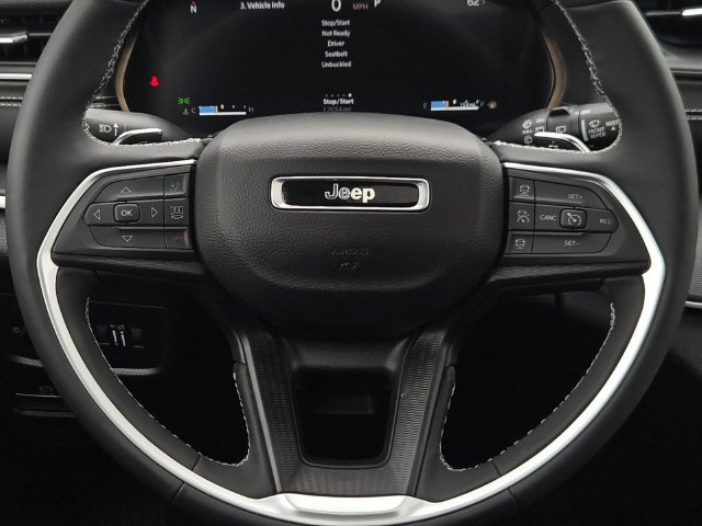Used 2025 Jeep Grand Cherokee Altitude AWD/4WD image 25