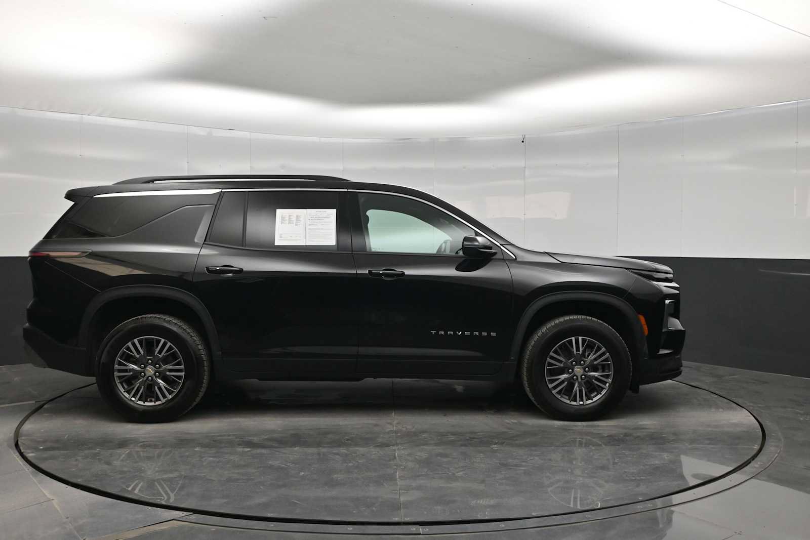 Used 2025 Chevrolet Traverse LT AWD/4WD image 9