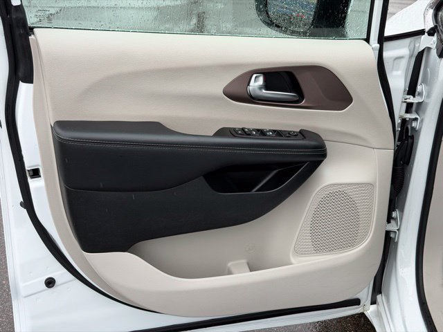 Certified 2023 Chrysler Voyager LX FWD image 13