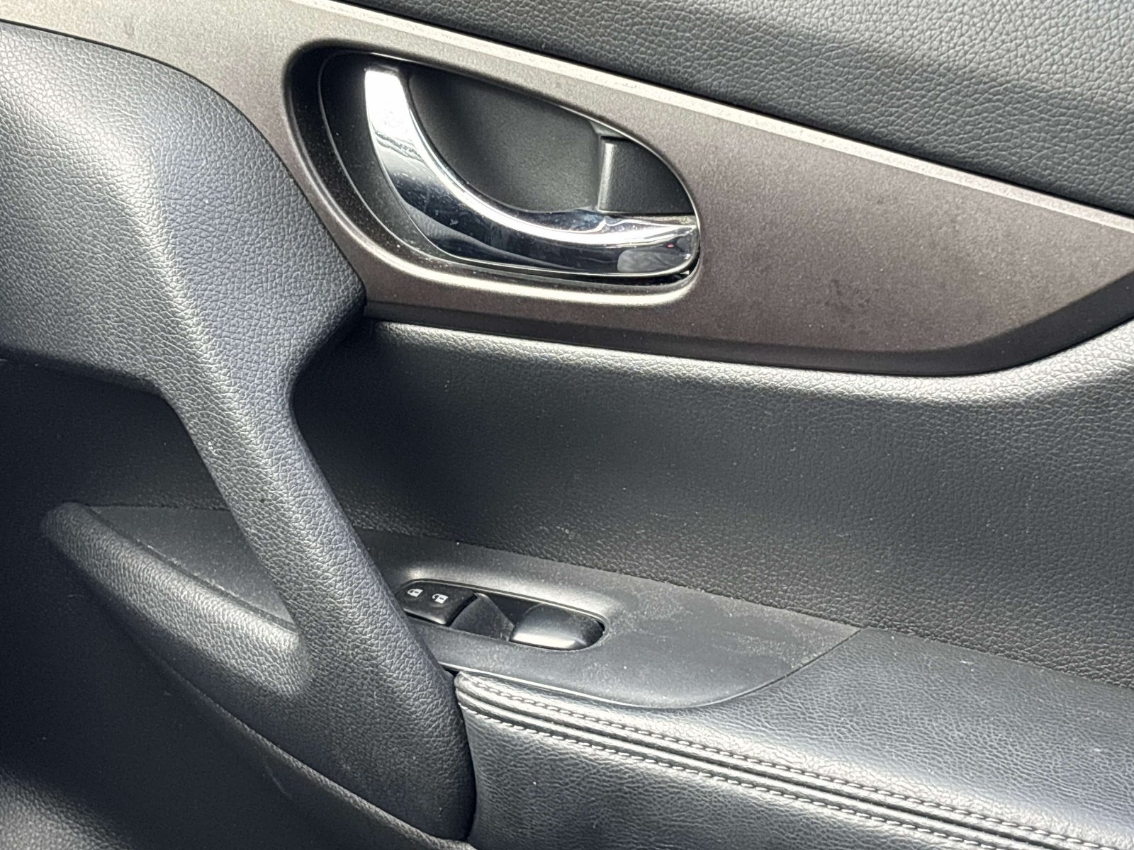 Used 2014 Nissan Rogue S FWD image 25