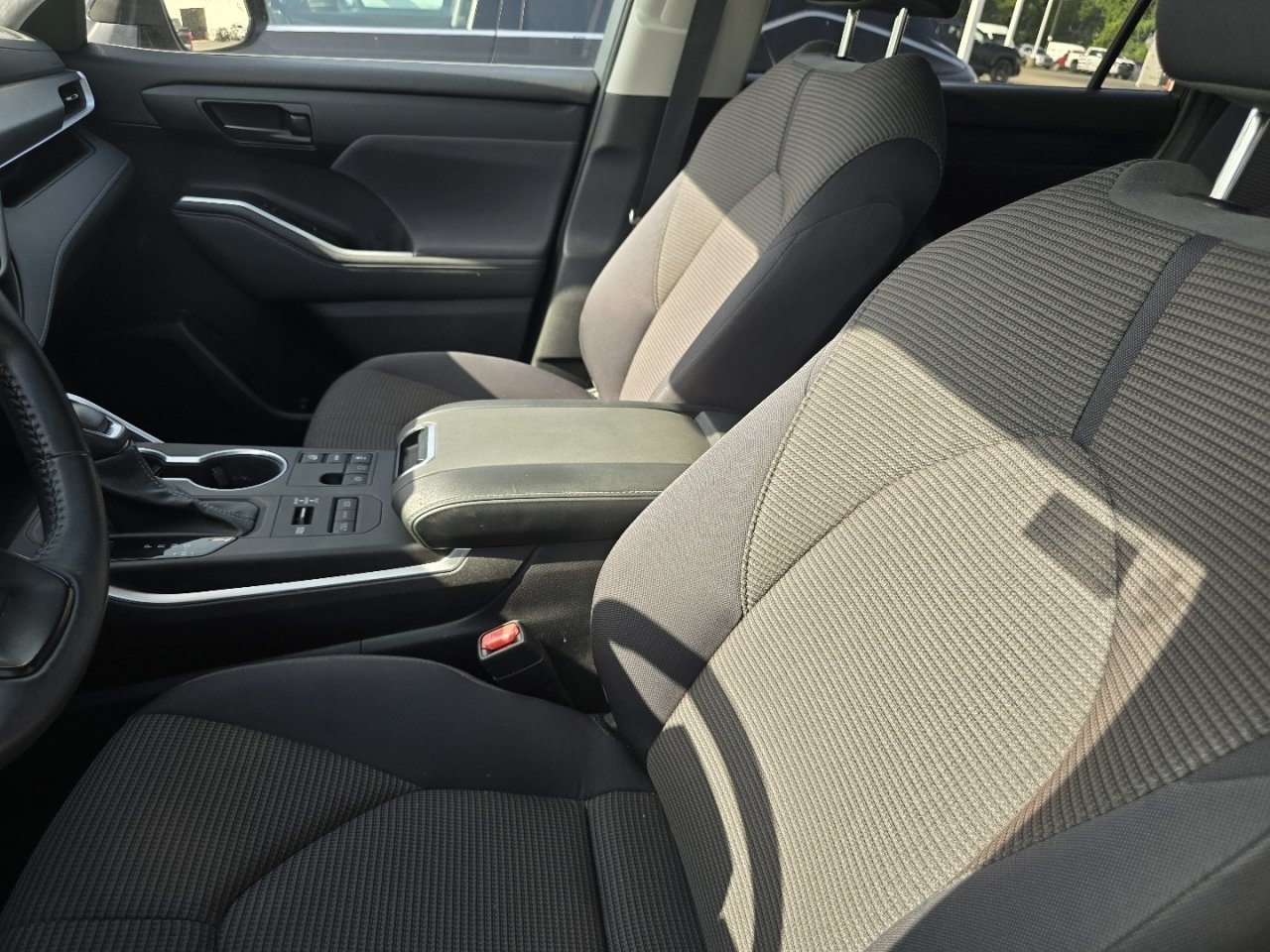 Used 2023 Toyota Highlander LE AWD/4WD image 21