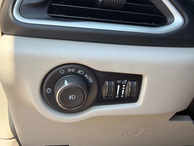 Used 2024 Chrysler Pacifica Touring-L FWD image 35