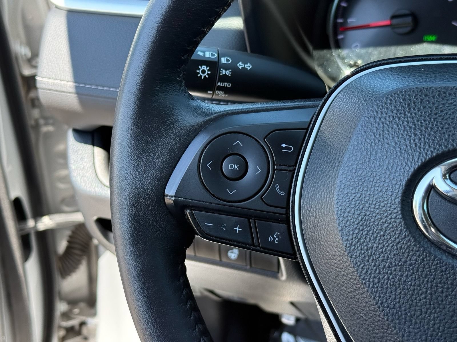 Used 2022 Toyota RAV4 XLE w/ XLE Grade Weather Package FWD image 17